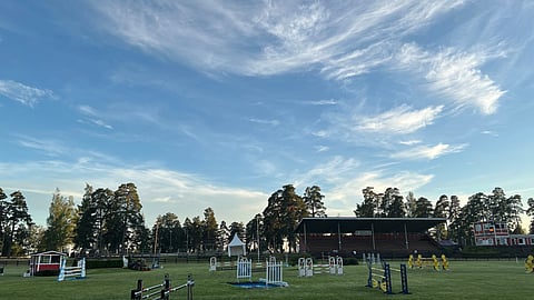 Kun viimeinen luokka on ohi, on jo myöhä, mutta vielä valoisaa, koska on kesä.