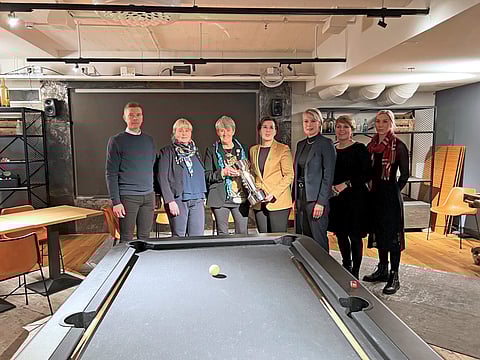 Uno-palkinto on nähtävillä nyt Ypäjällä. Kuvassa vasemmalta Perttu Pasuri, Anu Korppoo, Kyra Kyrklund, Laura Airaksinen, Heli Kivimäki-Manner, Päivi Niska ja Sini Mansikka.