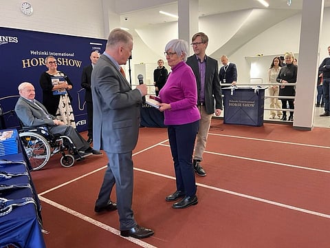 Orvokki ja Tomi Jalkanen saivat Tom Gordinilta tänään julkistetun 100 years of Finnish Equestrian Sport -kirjan dedikoidun kappaleen kiitokseksi edesmenneen Lauri Jalkasen mittavan valokuva-arkiston käytöstä teoksessa.  Max Ammann istuu pyörätuolissa. 