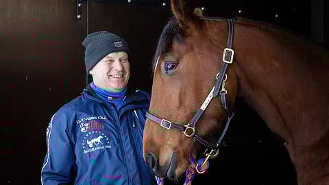 Ristö Väre kertoo Richard Halmin kuulumiset. Kuvasssa hän poseeraa Zara Halmin kanssa.
