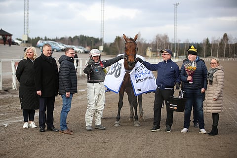 Petteri Orpo oli palkitsemassa Readly Eaglea sen voitettua hänen sponsoroimansa lähdön Turussa 25.3. Kuvassa myös Hippoksen puheenjohtaja Antti Lehtisalo (toinen vas.) ja toimitusjohtaja Minna Mäenpää (ensimmäinen oik.)