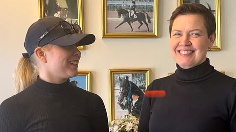 Juniori Mette Kauppila ja para Jonna Aaltonen, valmennettava ja valmentaja koulukisoihin menossa. 