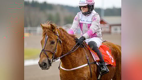 Sara Hautamäki harrastaa raviurheilua niin selästä kuin kärryiltäkin käsin.