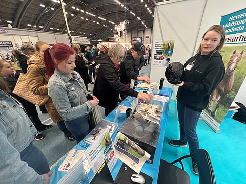 Loviisa Mäenpää toimii onnettarena  kypäräarvonnassa tänään sunnuntaina klo 17. 