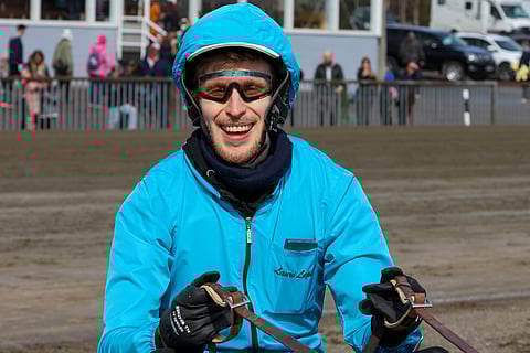 Tubettaja Roni Bäck, 29, vieraili muiden Toimistopoikien kanssa Forssan Pilvenmäellä, jossa Youtube-tähdet pääsivät ajamaan ponilähdön. 