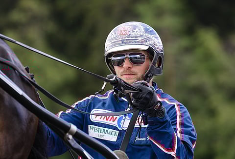 Janne Korven käsissä pysyy ohjien lisäksi myös mikrofoni.