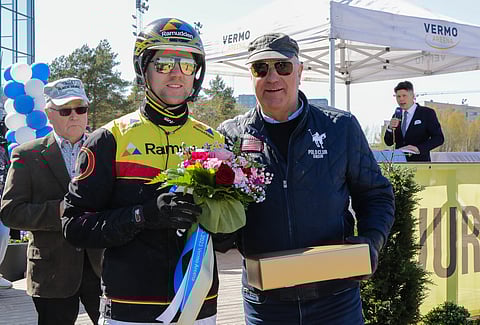 Mats E Djuse ja Jan-Olov Persson juhlivat Stjärnblomsterin voittoa Vermossa.