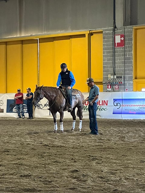 Eemil Porolalle osui arvonnassa atleettinen, mutta kovaluontoinen hevonen. Valmentaja Nico Sicuro neuvoo. 