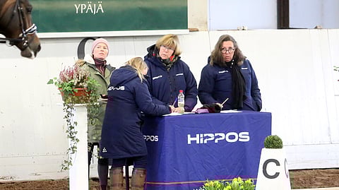 Anne-Mari Pekonen elementissään, äärimmäisenä oikealta. Arvioimassa hevosia. 