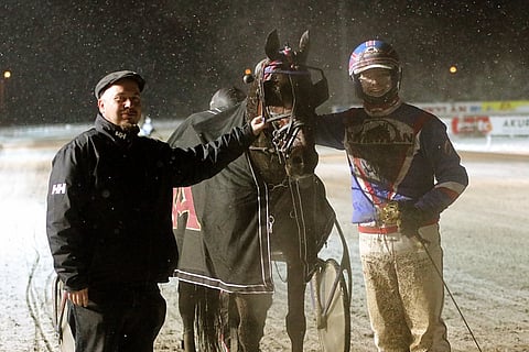 Henri Toiviainen onnittelemassa Shadow Of Brisbanea ja Olli Koivusta.