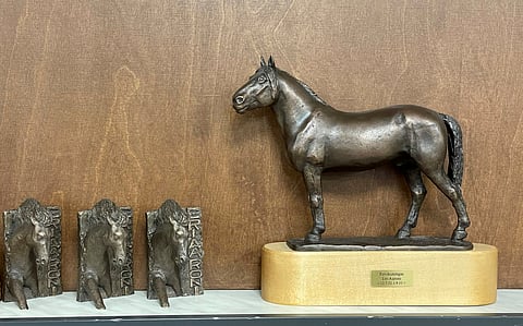 Pienoispronssipatsas ja uutta tuotantoa olevat pronssireliefit.