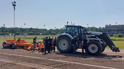 Juha Keskimaunu Vermosta ja ruotsalaiset kollegat testaamassa tiehöylää radanhoidossa.