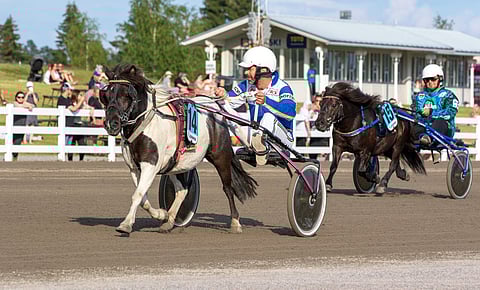 Janne Ahonen ajoi Jive-ponilla komean keulasoolon.