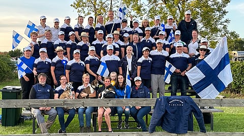 Suomen PM-valjakkojoukkue groomeineen ja tukijoukkoineen.