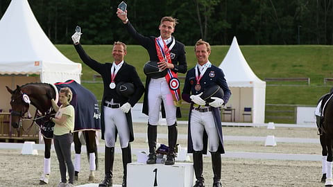 Ylimmällä pallilla Suomen Ville Vaurio, toisella puolella Tanskan Kenneth Damgaard, hopeaa,  ja toisella Ruotsin Mat Hendeliowitz,  pronssia. 