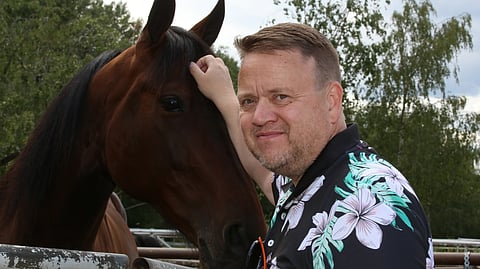 Hexi Arteva innostui ravihevosista kymmenisen vuotta sitten. Hän tekee tiivistä yhteistyötä Hagalund Trotters Oy:n kanssa kanssa, jonka kasvattama kuvan BWT Falcon on. 