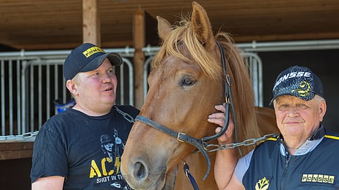 Mikko Väisänen on myös järjestöaktiivi. Hän on toiminut muun muassa Pohjois-Savon Hevosenomistajien puheenjohtajana ja Vieremän oriyhdistyksen johtokunnassa. Kuvassa Timo ja Mikko Väisänen Varsakunkun finaalissa Mikkelissä juosseen Hissun Tellun kanssa.