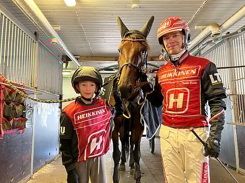 Hugo Wåg ja Santtu Raitala, samanlaisissa väreissään. Hevonen Shape of You. 