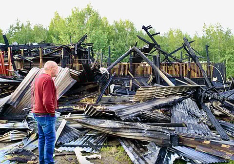 Mauno Laurila tutustui tiistai-iltana tulipalon aiheuttamiin tuhoihin.