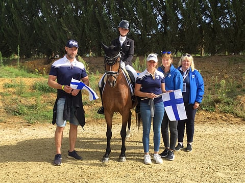 Roosa Salmi ja hänen vanhempansa, maajoukkuevalmentaja Kikko Kalliokoski ja joukkuejohtaja Anu Korppoo.