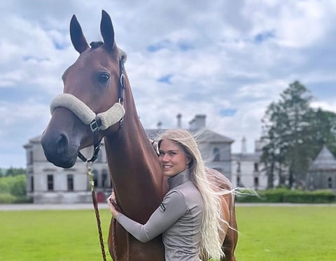 Sara Hakala ja tamma SHE Dance Monkey. 