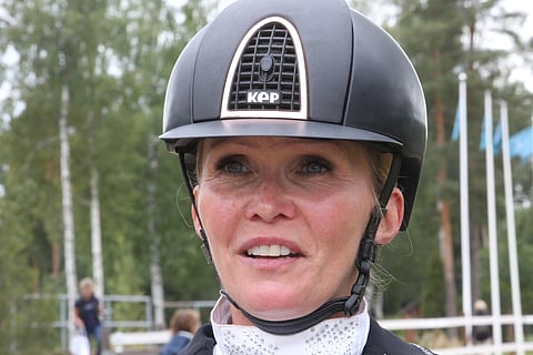 Tiina Polso, onnellinen kimppahevosten ratsastaja.  