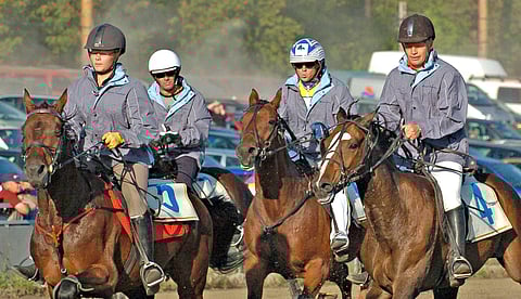 Jukka Meller (toinen vasemmalta) monté-näytöksessä Oulussa kesällä 2006.