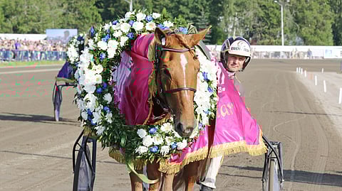 Ravikuningatar Lumi-Oosa rattaillaan valmentaja ja ohjastaja Harri Kotilainen.