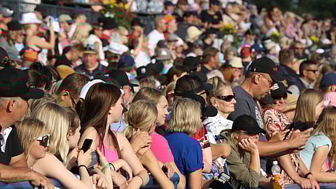 Ellei pääse paikan päälle, raveja voi seurata myös etänä.