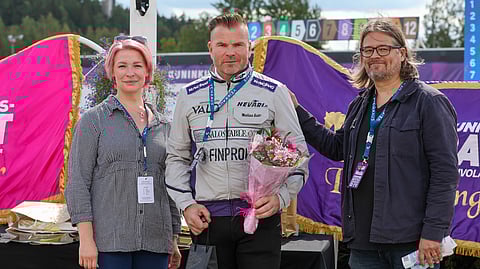 Vuoden haastateltavaa Matias Saloa olivat palkitsemassa Ravitoimittajat ry:n varapuheenjohtaja Johanna Heinonen ja hallituksen jäsen Riku Niittynen.