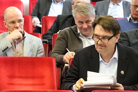 Kuva Hippoksen valtuuskunnan kokouksesta, Jukka Mäkilä edessä oikealla.