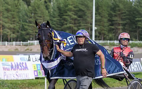 Tammakriteriumin sankarit Lightning Stride, osaomistaja Petri Tarrimaa ja ohjastaja Santtu Raitala.