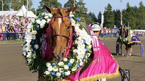 Lumi-Oosa ja Parvelan Retu seppelöitiin kuningaspariksi Kouvolassa.