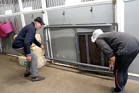 Seppo Virtanen ja Virve Rantanen kääntävät pakkopilttuun käyttökuntoon.