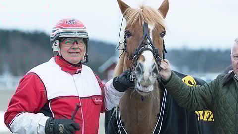 Tapio Katainen Tähti-Auran kanssa voittajaseremonioissa Metsämäen lauantairaveissa vuonna 2017.