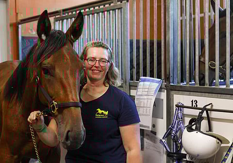 Meri Elomaa varsahuutokaupassa Bourbon In Flamesin kanssa.