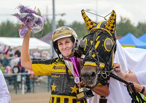 Saara Mäkinen ja Varsova sykähdyttivät raviyleisön energisellä asenteellaan ennen tamman vastamäkeä.