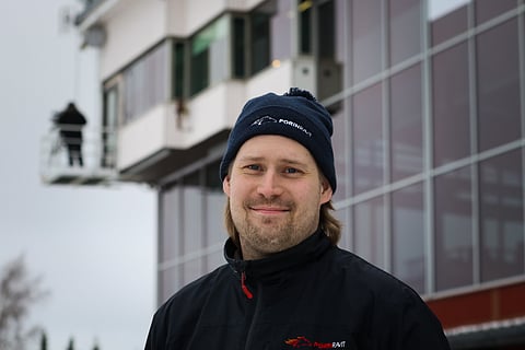 Jesse Laaksonen vetää Porin ravirataa.