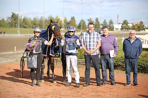 Kivikylän komeetta on Eelis Murtola, joka kaasutteli Anna Torvisen valmentamalla Williamsburgilla ylivoimaisen voiton.