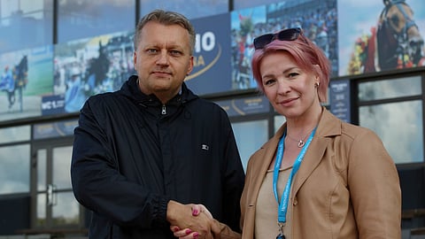 Ravitoimittajat ry:n väistyvä puheenjohtaja Jani Kanerva ja uusi puheenjohtaja Johanna Heinonen kättelivät vallanvaihdoksen merkiksi Vermon Derby-viikonlopun avajaisraveissa.