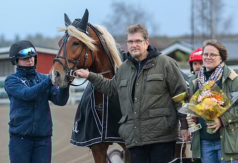 Wolt toi härmäläisen Pekka Lillbackan ja Emilia Levulan  voittajaseremonioihin. Turussa hevosen matkassa oli Chloe Pettersson (vas).