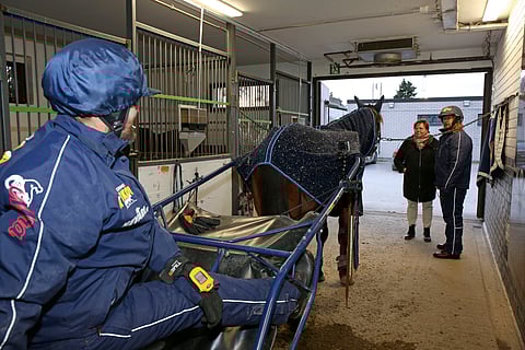 Heikki Rosti istuu jo tandem-kärryn etupenkissä, Vermon markkinointi- ja tapahtumakoordinaattori Sari Heino ja Henry Nordman keskustelevat, mitä tuleman pitää.