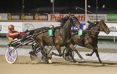 Ravihevonen Chased rattaillaan Tuomas Pakkanen ylittää juuri ensimmäisenä maalilinjan.