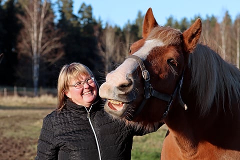 Päivi Kuusisto ja tamma Hereditas, jonka nimi tarkoittaa perintöä. 