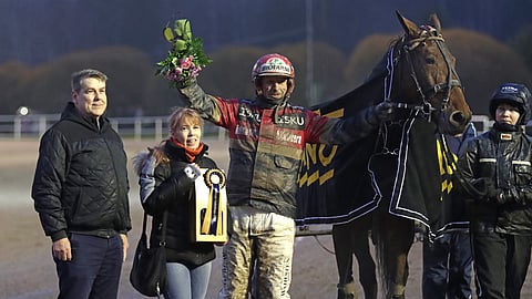 Tapio Perttunen juhli muiden taustajoukkojen kanssa Bretagnen yllätysvoittoa marraskuisessa Vermossa.