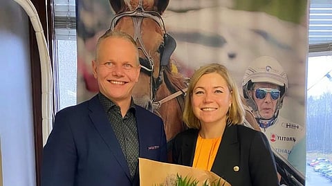 Henna Virkkunen luovuttaa vuoden 2024 alussa SHKL:n puheenjohtajan viestikapulan Teemu Kinnarille. 