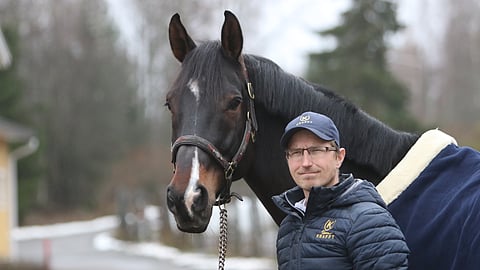 Kenttäratsukko Adamas ja Aki Karhapää joutuivat muuttamaan hieman suunnitelmia. 