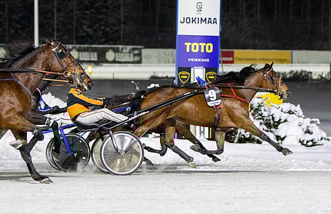 Bumbyride kiri loppusuoralla ohi Briljeran.