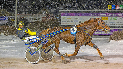 Henri Bollström intoutui tuulettamaan Vauhtiksen voiton kunniaksi.
