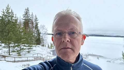 Eläinlääkäri Tuomo Tuuli haaveilee tekevänsä vielä joskus hevospraktiikkaa.